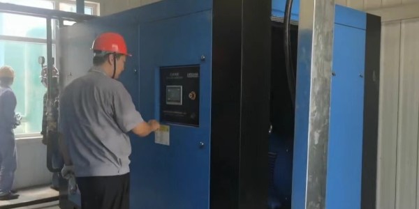 兩臺(tái)200Kw兩級(jí)壓縮空壓機(jī)完成安裝調(diào)試！