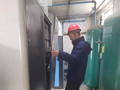 睿寂行空壓機(jī)售后服務(wù)人員進(jìn)行例行巡檢！
