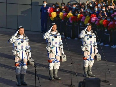 青島空壓機(jī)祝賀神州十二號(hào)載人飛船發(fā)射成功！